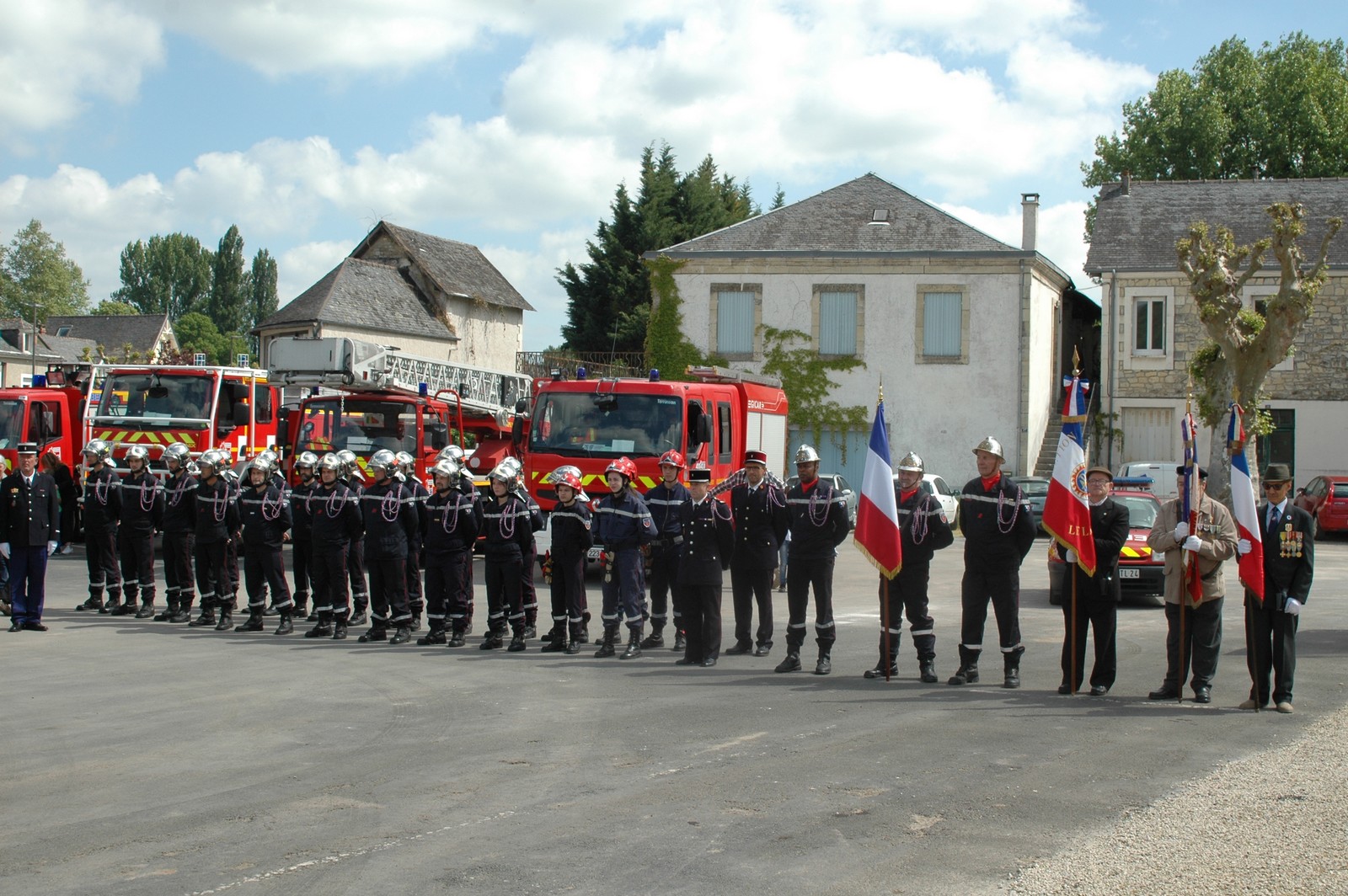 Les pompiers et les porte-drapeaux de Terrasson